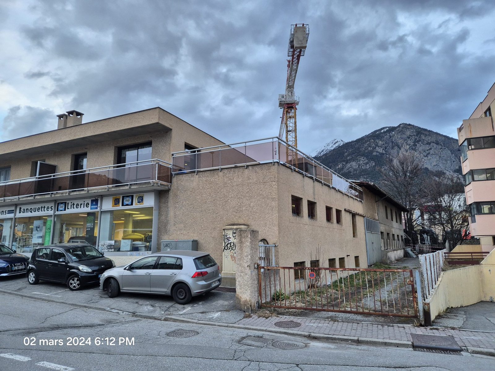 Fonds de Commerce Meubles Literie Salon — Briançon